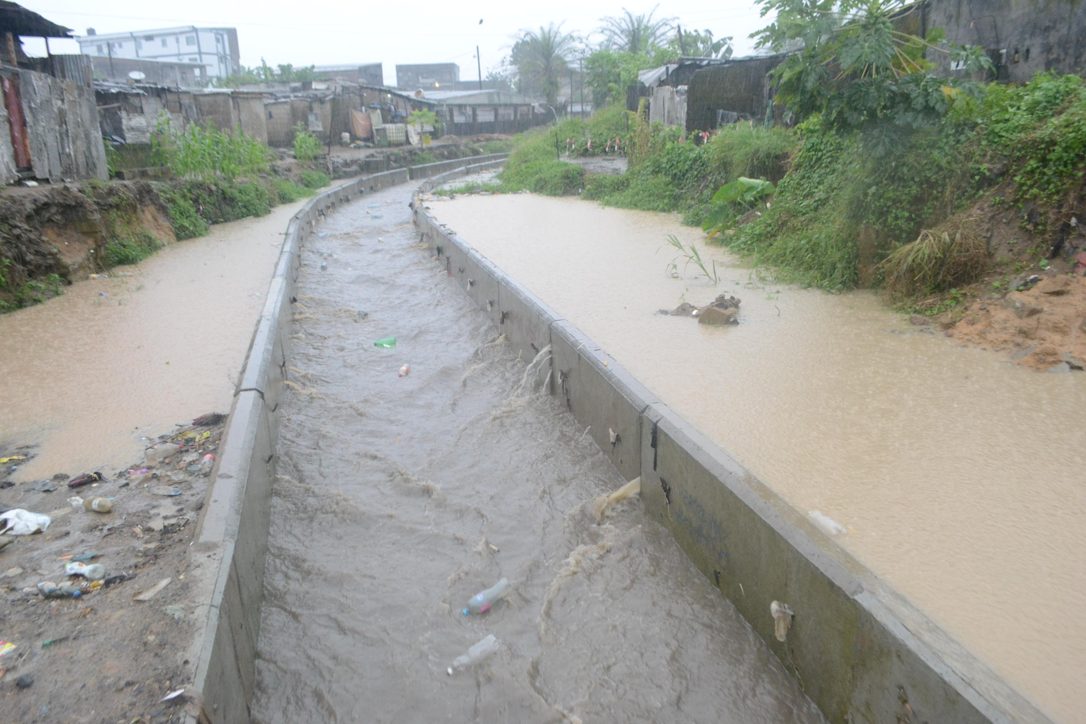 Überfluteter Abwassergraben im Stadtviertel Bepanda, Douala